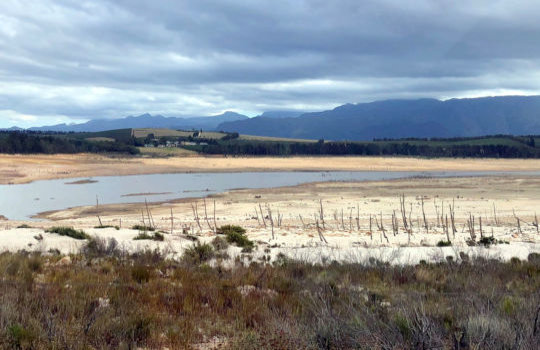 Droogstaand waterreservoir bij Kaapstad