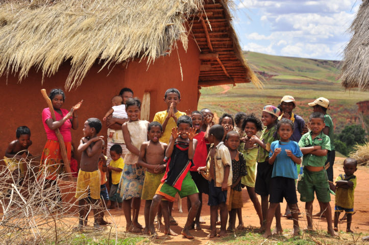 Kinderen in dorpje tijdens groepsreis door Madagascar