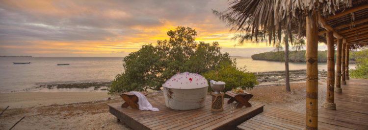 Luxe bad aan het strand tijdens huwelijksreis in Mozambique