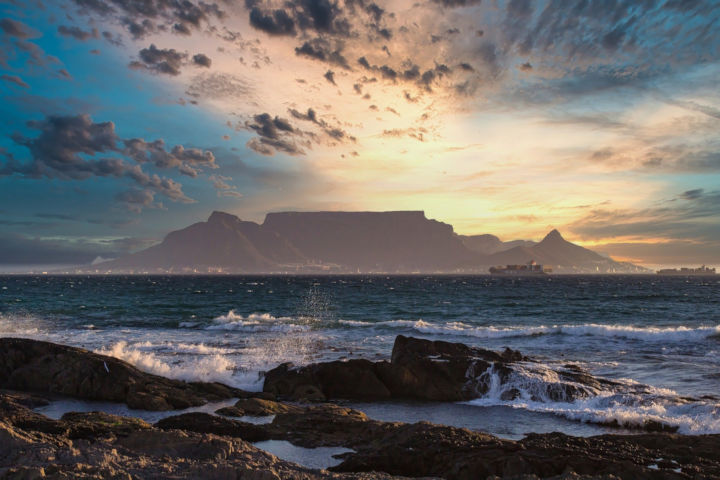 Uitzicht op Tafelberg in het avondlicht