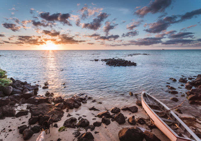 Bestemming Mauritius - bootje aan het strand
