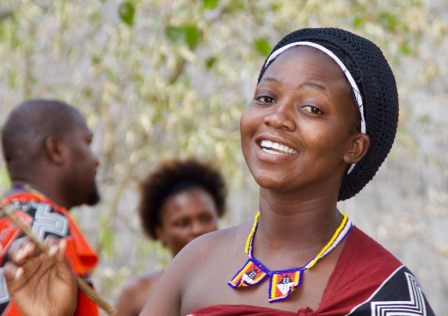 Swazi vrouw in traditionele kleding in Swaziland