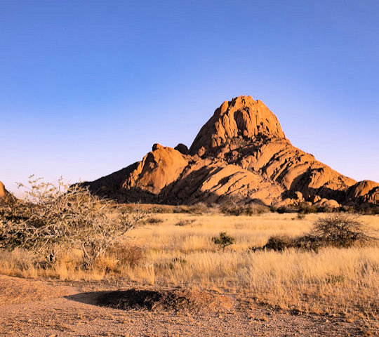 Rotsformaties bij Spitzkoppe tijdens reis van Windhoek naar Kaapstad