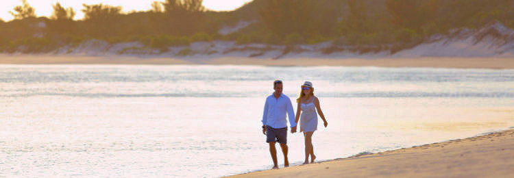 Strandwandeling tijdens huwelijkreis in Mozambique