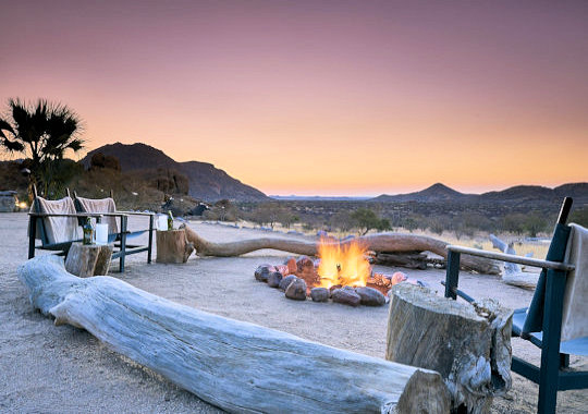 Sundowner bij kampvuur in Erongo