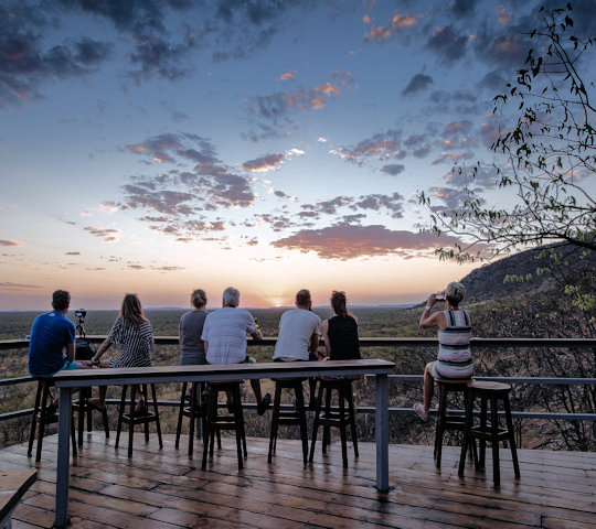 Sundowner bij uitkijkpunt in Damaraland bij reis van Windhoek naar Kaapstad