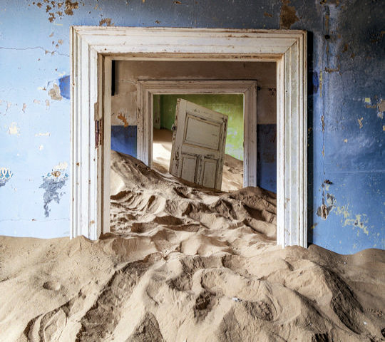 Verlaten huis in Kolmanskop in Namibie