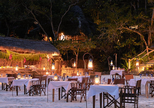 Diner bij kaarslicht op strand van Fundu Lagoon Lodge