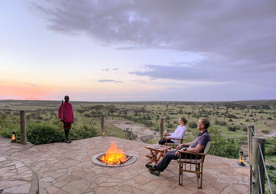 Drankje bij kampvuur bij Eagle View Camp in Kenia