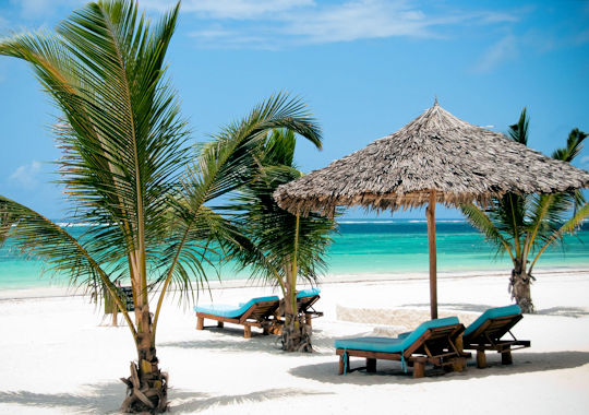 Ligbedden aan het strand bij Diani Beach tijdens huwelijksreis Kenia