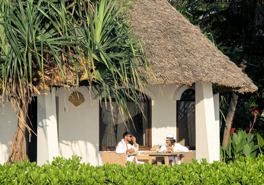 Ontbijt op terras van garden suite essque Zalu