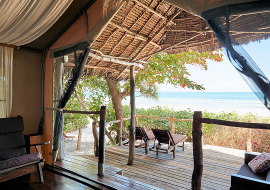 Terras bij Beach suite bij Fundu Lagoon Lodge