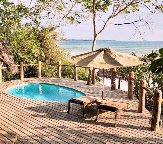 Terras met plunge pool van Beach suite Fundu Lagoon