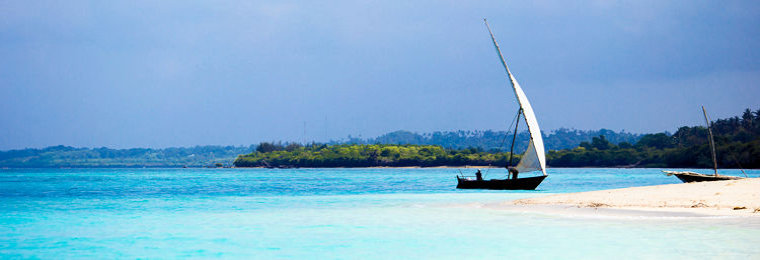 Vissersboot op zee bij Zanzibar