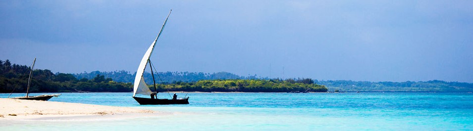 Vissersbootje op zee bij Zanzibar