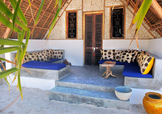 Zitje bij kamer van Nur Beach hotel Zanzibar