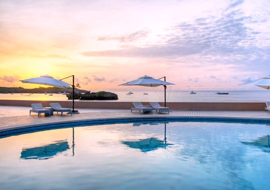 Zwembad bij Hemingways Watamu luxe strandreis Kenia