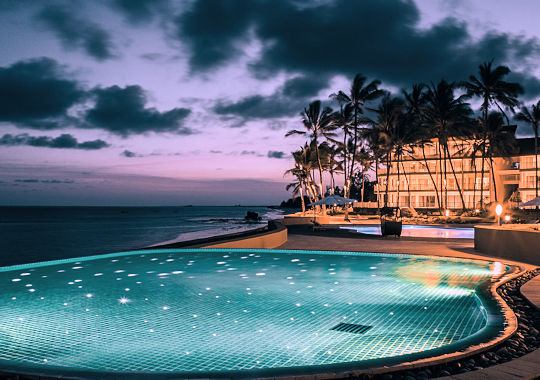 Zwembad bij avond bij Hemingways Watamu Kenia strand reis