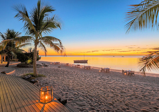 Avond aan strand bij Azura Benguerra - Mozambique
