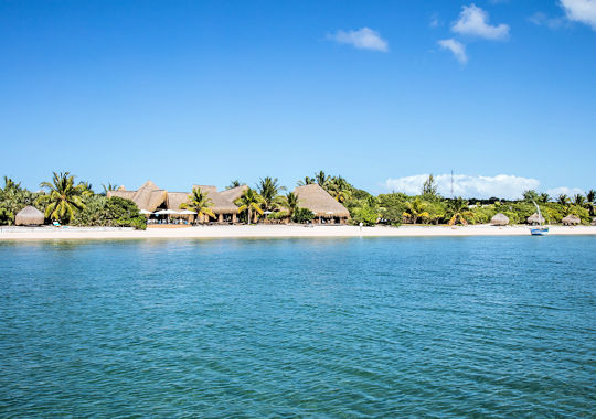 Azura Benguerra vanaf zee gezien vakantie Mozambique