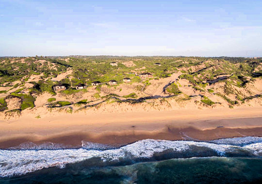 Resort in de duinen aan strand van Mozambique