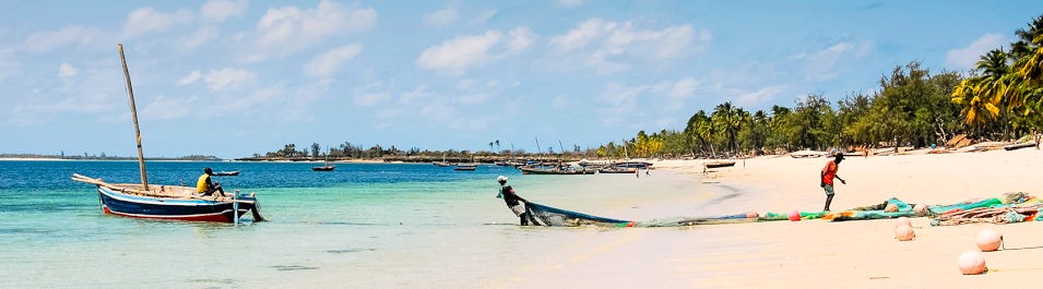 Vissers aan het strand van Mozambique vakantie 1