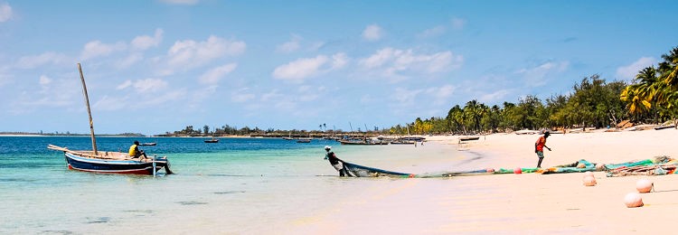 Vissers aan het strand van Mozambique vakantie