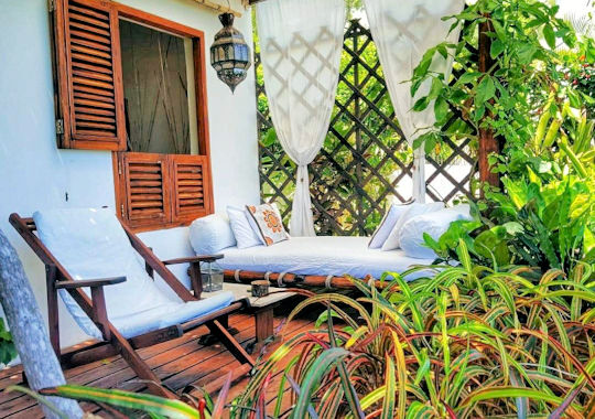 Zitje bij tuinkamer bij Baia Sonambula Mozambique