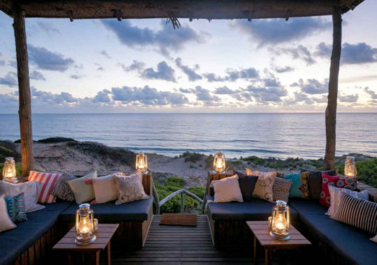 Zitje met uitzicht op zee bij Sava Dunes in Mozambique