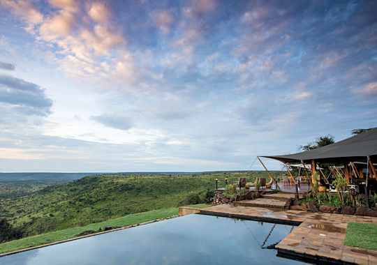 zwembad en lounge Loisaba kamp in Kenia