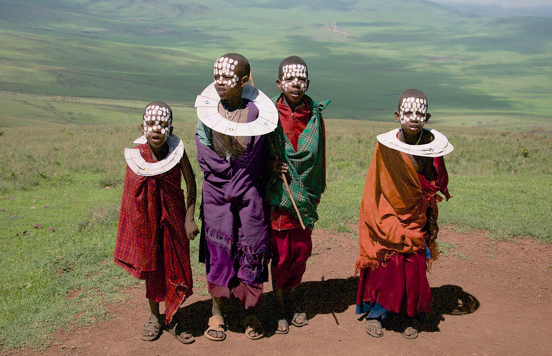 Lokale stammen bezoeken bij de Ngorongoro krater