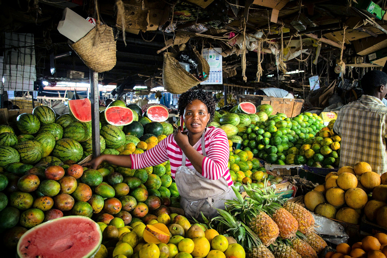 Bezoek aan lokale markt in Afrika groepsreizen