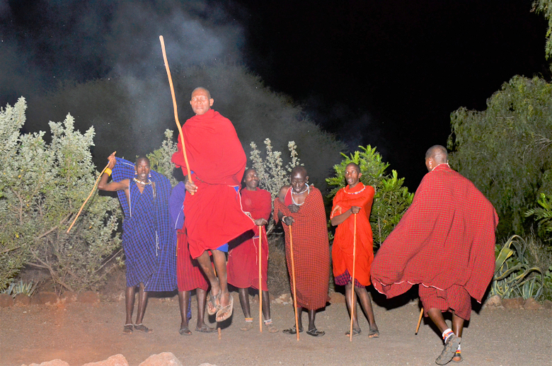 Dansende Masai krijgers tijdens reis naar Kenia