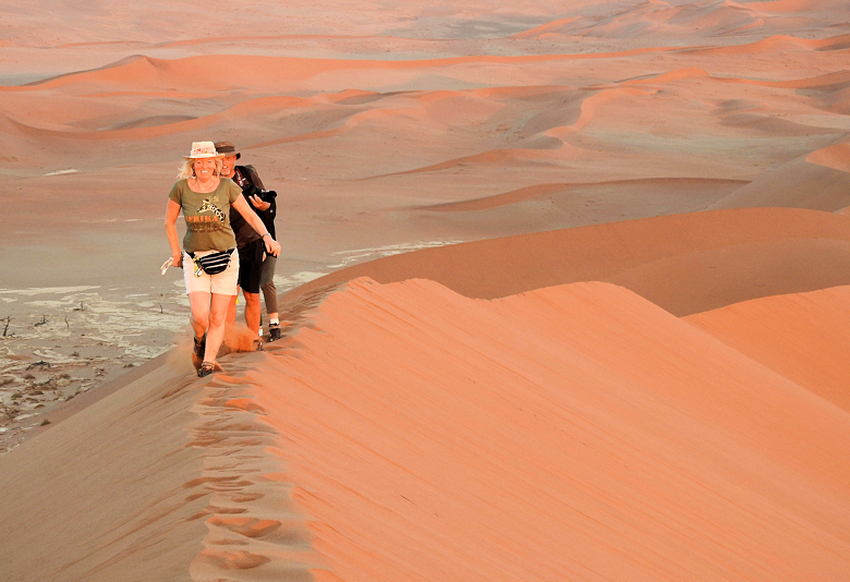 Duinen beklimmen bij Sossusvlei in Namibie