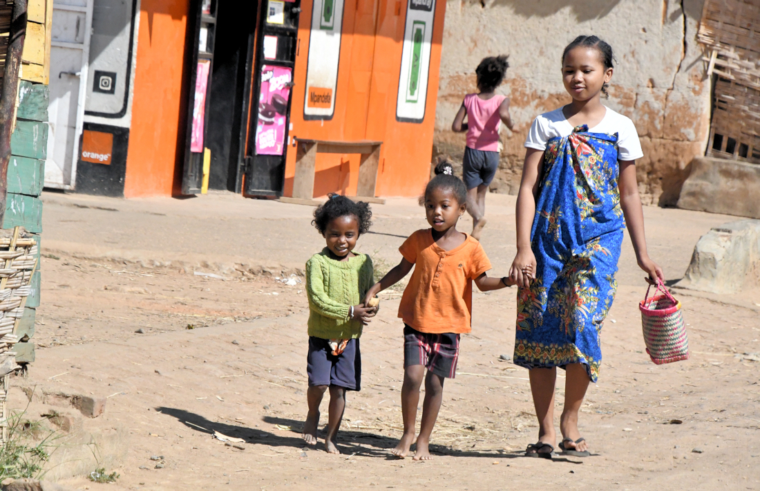 Kinderen onderweg tijdens studie rondreis Madagascar