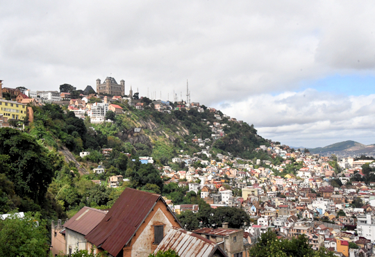 Uitzicht op Rova paleis tijdens stadswandeling door Antananarivo