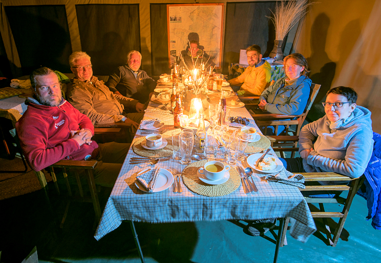 diner met groep tijdens Afrika groepsreizen