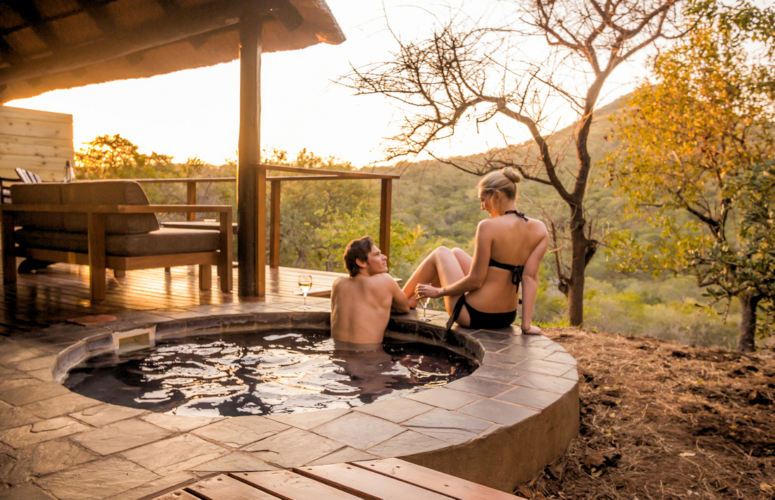 Relaxen in plunge pool bij luxe safari lodge tijdens huwelijksreis naar Zuid Afrika