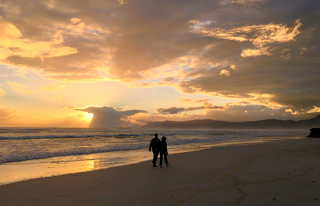 Strandwandeling tijdens huwelijksreis naar Zuid Afrika