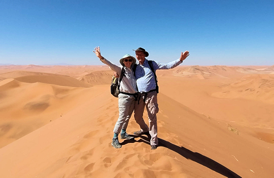 Bovenop een duin bij Sossusvlei op reis in Namibie
