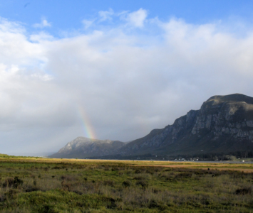 Regenboog boven de lagune van Mosaic Farm
