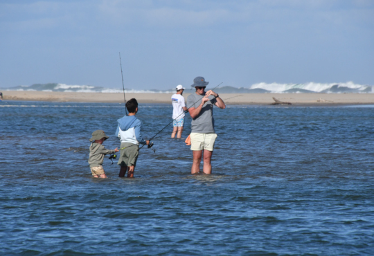 Vissen met kinderen aan het strand van de Wild Coast